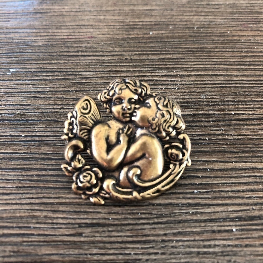 Gold tone Angels whispering pin